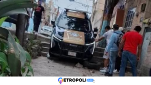 Patrulla de Naucalpan queda atorada en escaleras; vecinos cuestionan uso de nuevas unidades municipales