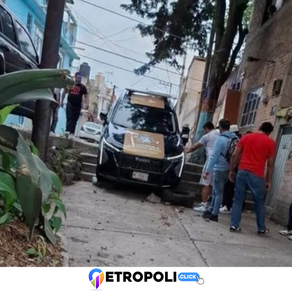 Patrulla de Naucalpan queda atorada en escaleras; vecinos cuestionan uso de nuevas unidades municipales