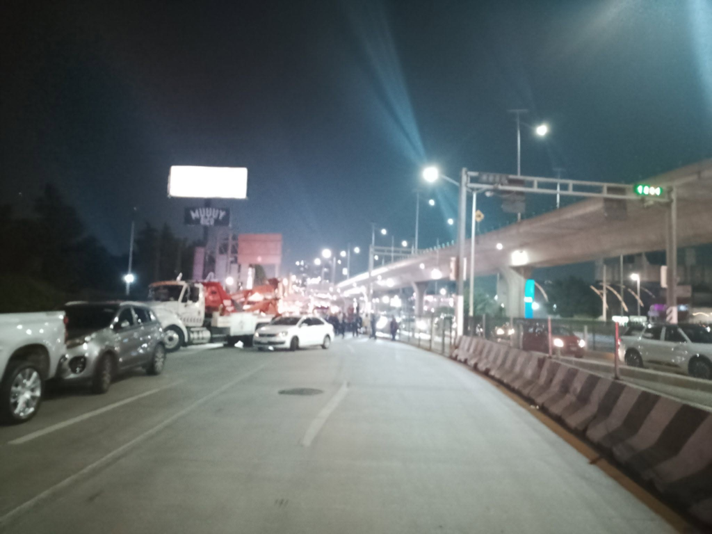 Cortejo de grúas cierra Periférico Norte en Naucalpan; cuestionan escolta de la Guardia Municipal